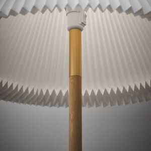 LE KLINT LK80 állólámpa, papír ernyővel, világos tölgyfa
